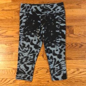 Worn-Nike Dri-Fit below the knee leggings